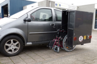 Volledig beeld van: Brommobiel met rolstoelbox