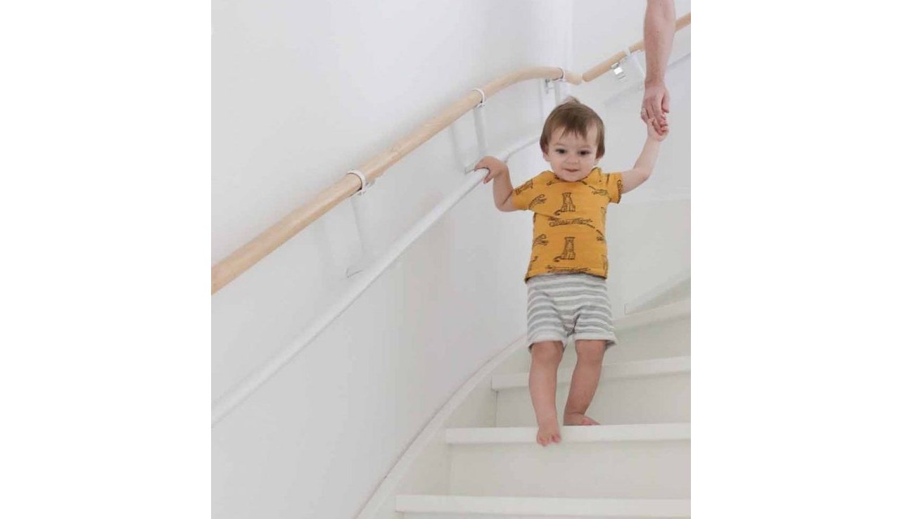 Volledig beeld van: Verlaagde trapleuning voor kinderen